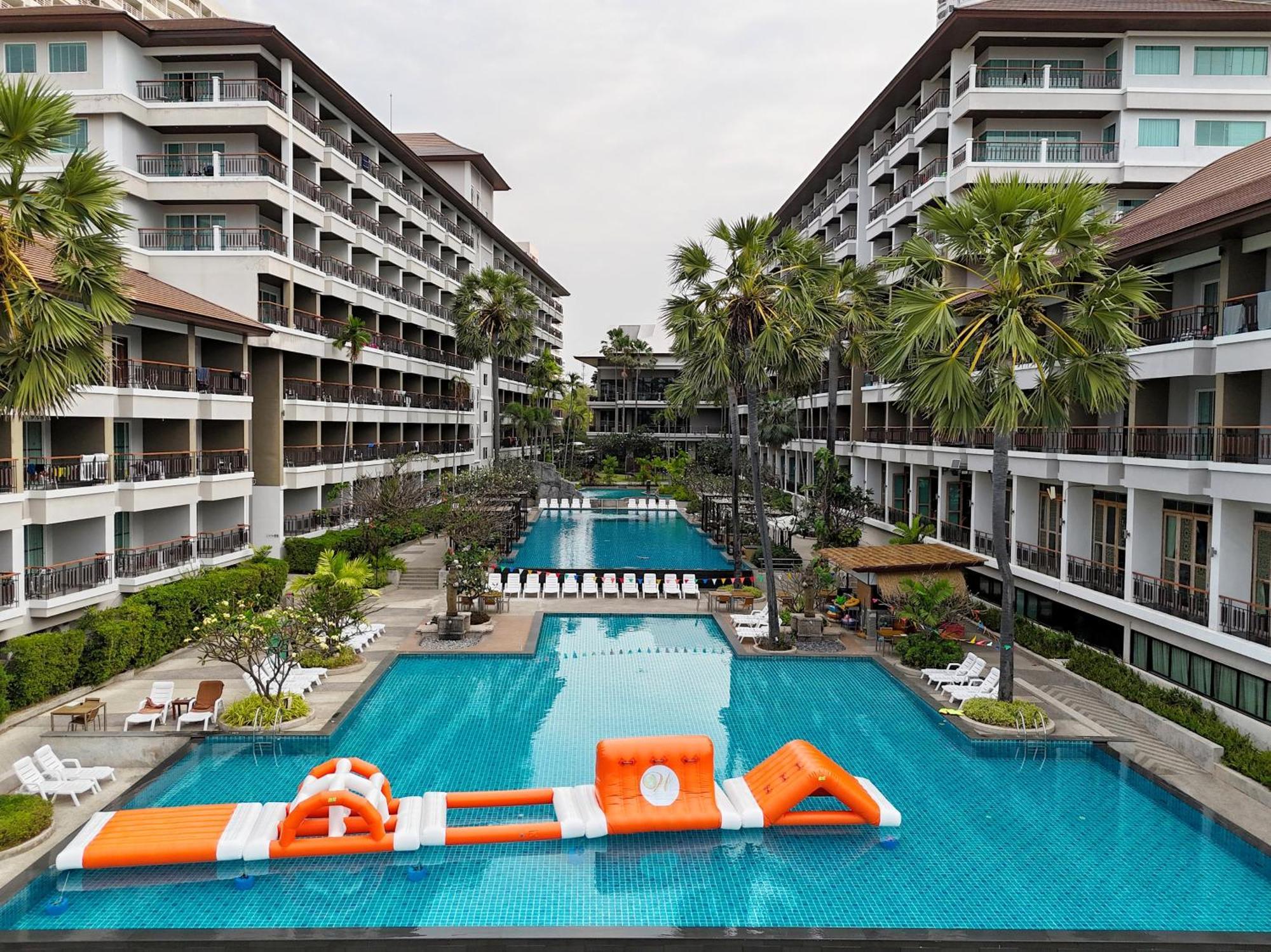 Welcome World Beachfront Resort Pattaya Exterior photo
